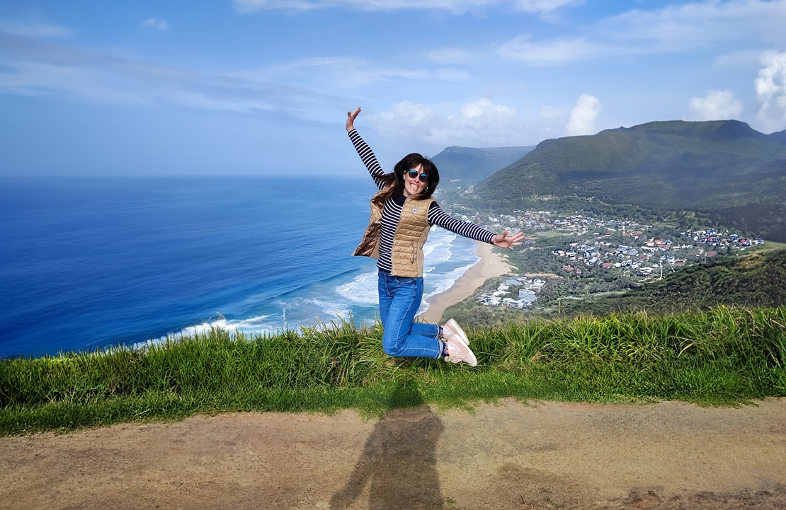 Autotour en Australie - Géraldine sautant de joie devant la beauté de la côte australienne - Amplitudes