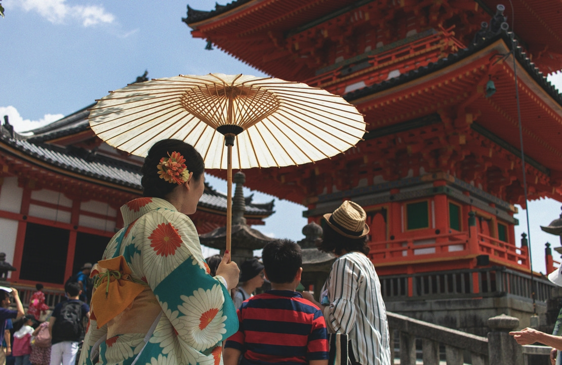 Voyage de noces au Japon - Une femme en kimono devant le temple Kiyomizu-dera - Amplitudes