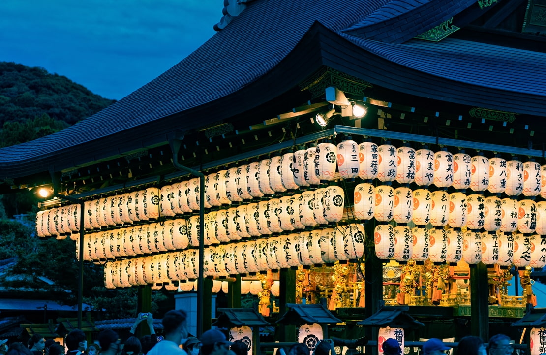 Circuit chauffeur-guide au Japon - Les lumières du sanctuaire Yasaka-jinja - Amplitudes