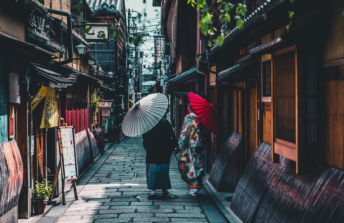 City break à Kyoto - Deux femmes en kimonos dans les rues de Pontocho - Amplitudes