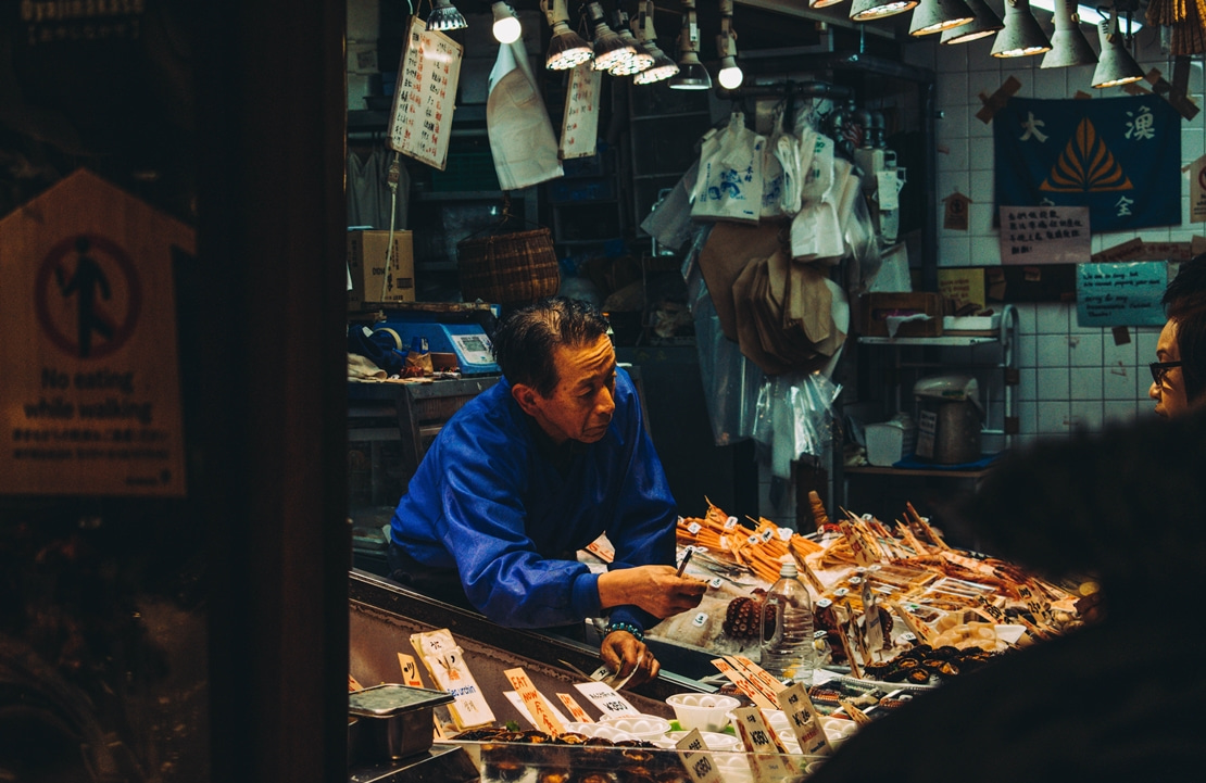 Voyage en famille au Japon - Un étal du marché de Nishiki - Amplitudes