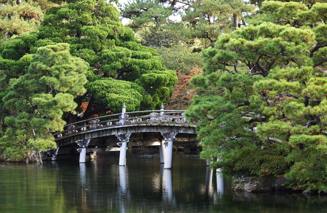 Autotour au Japon - Pont de pierre au coeur du parc Kyoto-gyoen - Amplitudes
