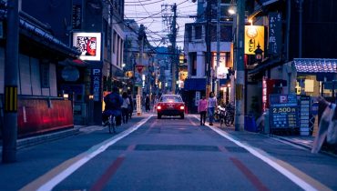 Voyage en amoureux au Japon - Les rues illuminée du centre Kyoto - Amplitudes