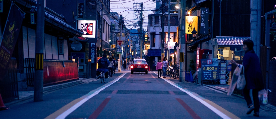 Voyage en amoureux au Japon - Les rues illuminée du centre Kyoto - Amplitudes