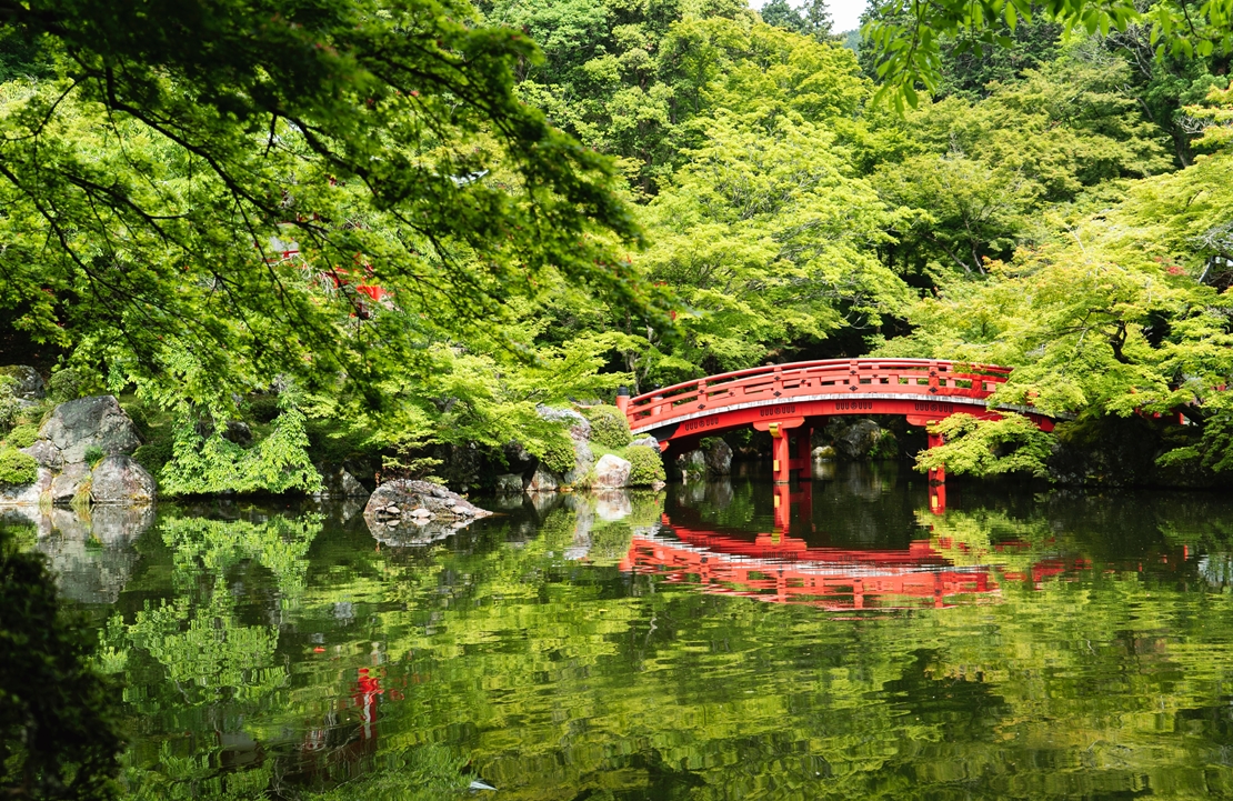 Voyage en train au Japon - Le pont sur le lac du temple Daigo-ji - Amplitudes