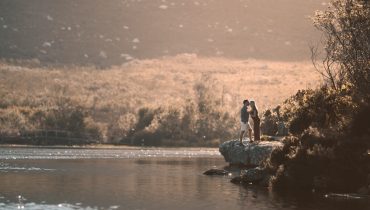 Voyage de noces en Europe - Un couple s'embrassant sur près d'un lac en Italie - Amplitudes