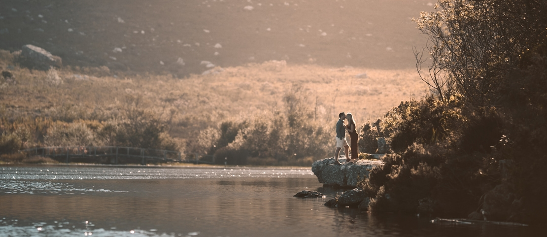 Voyage de noces en Europe - Un couple s'embrassant sur près d'un lac en Italie - Amplitudes