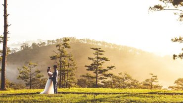 Voyage de noces en Asie - Un couple de mariés dans la campagne vietnamienne - Amplitudes