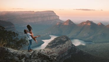 Voyage de noces Afrique du sud - Un couple dans les montagnes sud-africaines - Amplitudes