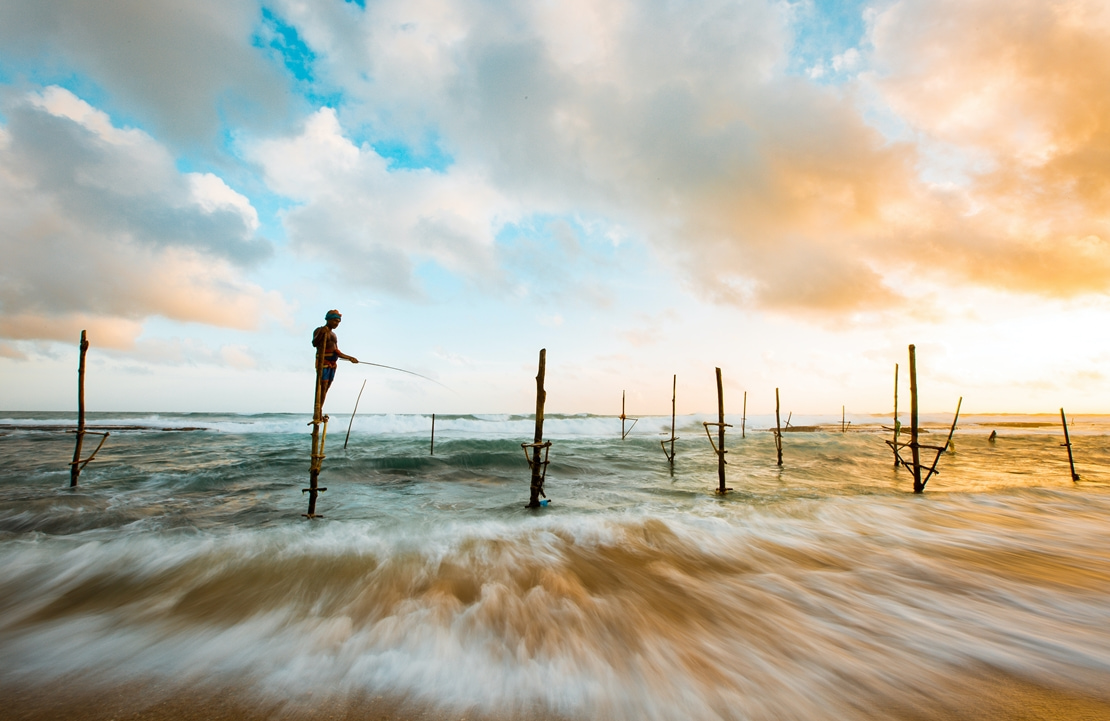 Circuit Sri Lanka - Les pêcheurs sur échasses sur la plage d'Hikkaduwa - Amplitudes