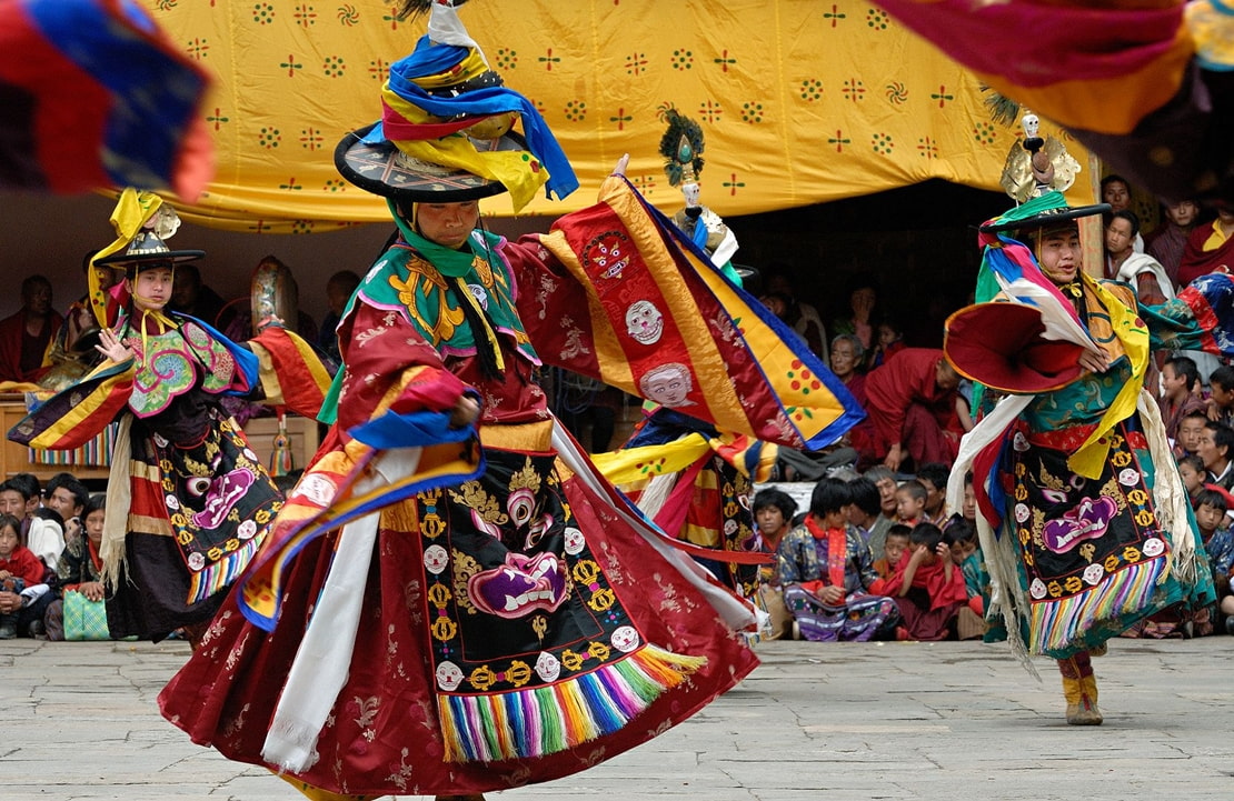 Voyage culturel au Bhoutan - Un danseur sur la place de Punakha - Amplitudes