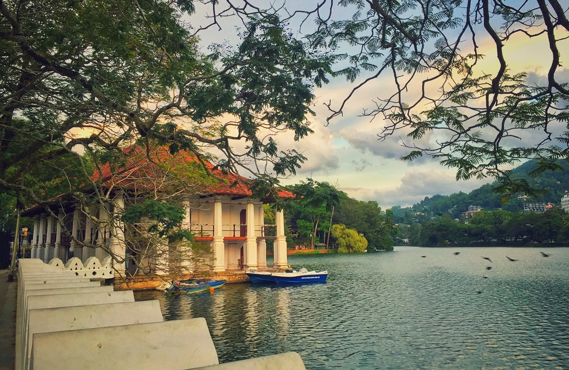 Circuit chauffeur-guide à Kandy - Le lac de Kandy - Amplitudes