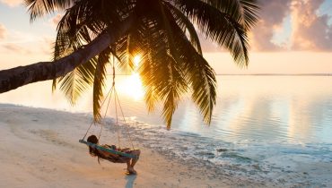 Voyage éco-friendly aux Maldives - Un hamac sur une plage de l'atoll de Baa - Amplitudes