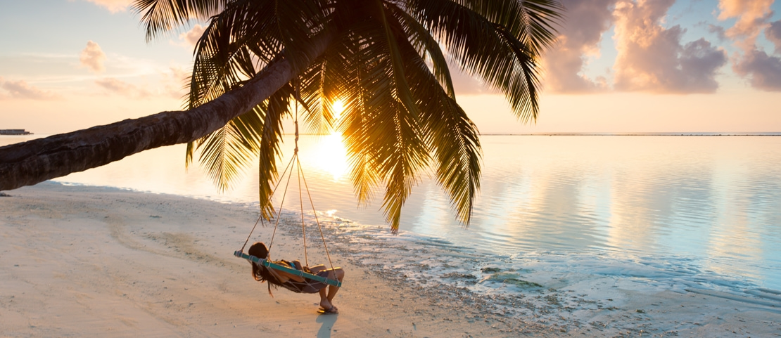 Voyage éco-friendly aux Maldives - Un hamac sur une plage de l'atoll de Baa - Amplitudes