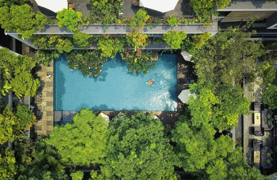 Dormir à L'Anjali By Syphon à Siem Reap - La piscine vue du ciel - Amplitudes