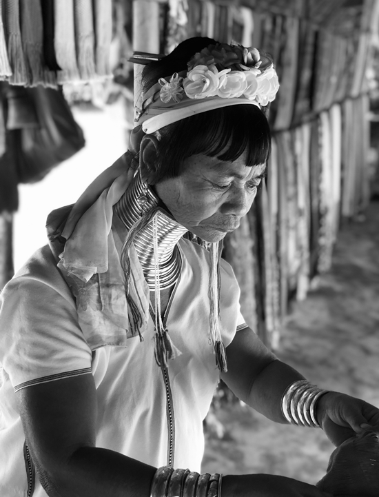 Voyage sur mesure au Cambodge - Une femme Cham - Amplitudes