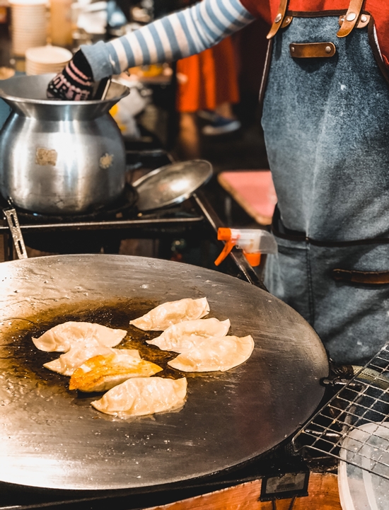 Street Food Tour Chiang Mai - Les raviolis grillés incontournables de la gastronomie thaï - Amplitudes