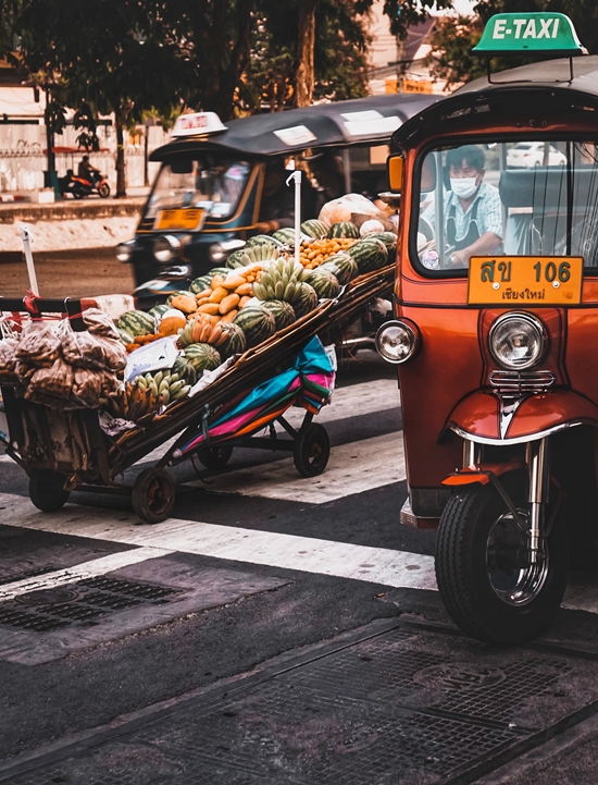 Voyage en Thaïlande - Les charettes chargées de fruits de la vieille ville de Chiang Mai - Amplitudes