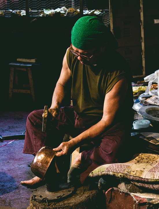 Voyage Chiang Mai - Un artisan au travail dans son atelier de Hang Dong - Amplitudes