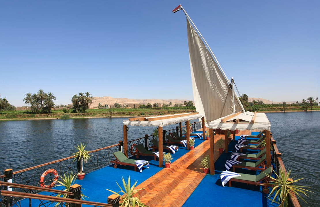 Croisière de luxe en petit bateau en Égypte - Le pont de la dahabeya Merit sur le Nil - Amplitudes