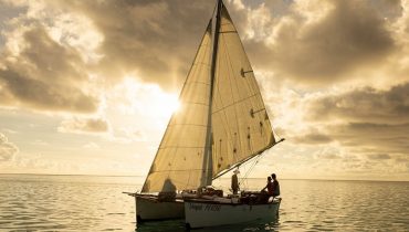 Voyage de noces en Polynésie - Un voilier au coucher du soleil à Moorea - Amplitudes