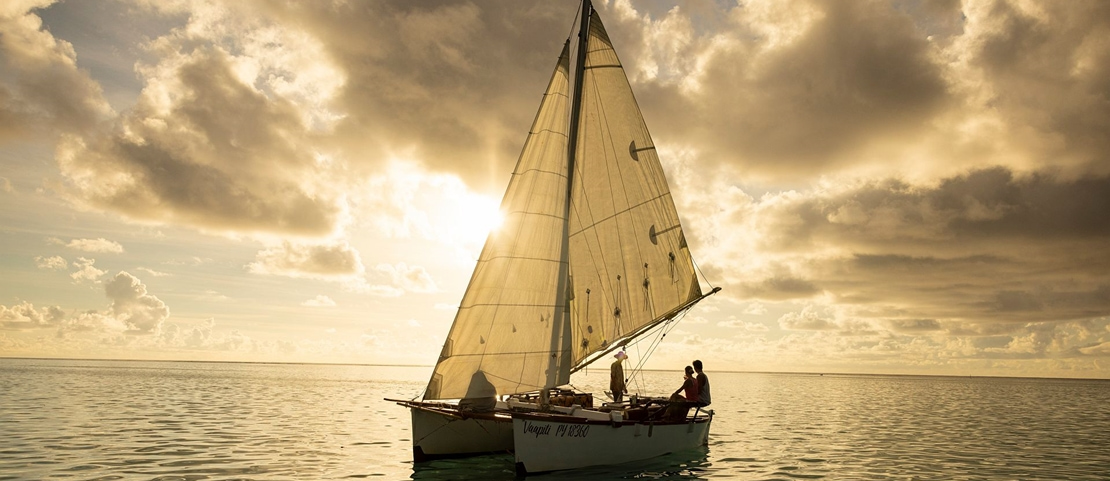 Voyage de noces en Polynésie - Un voilier au coucher du soleil à Moorea - Amplitudes