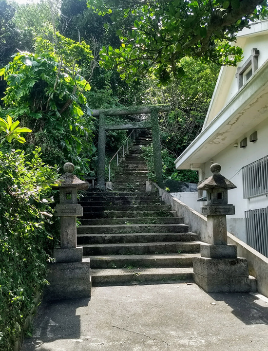 Autotour au Japon - Une allée du village Ogimi - Amplitudes