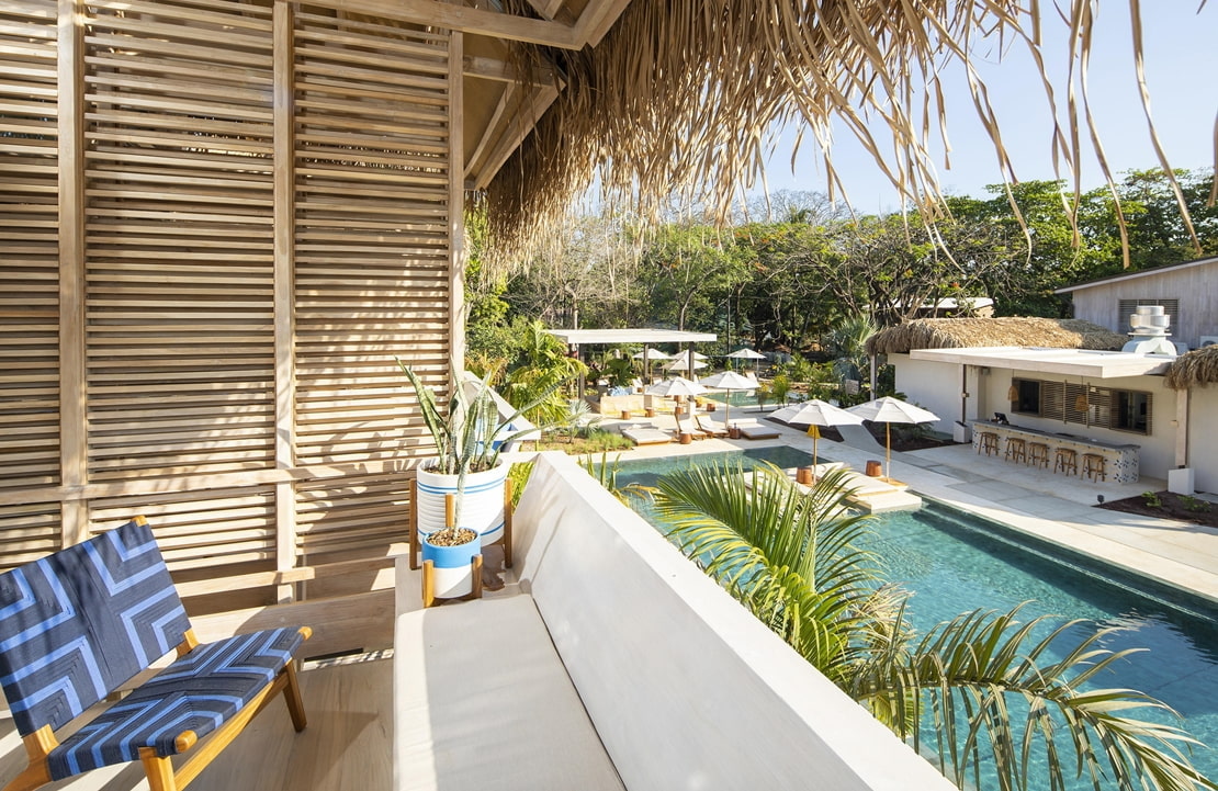Retraite surf au Costa Rica - Balcon privé et piscine du Gilded Iguana - Amplitudes