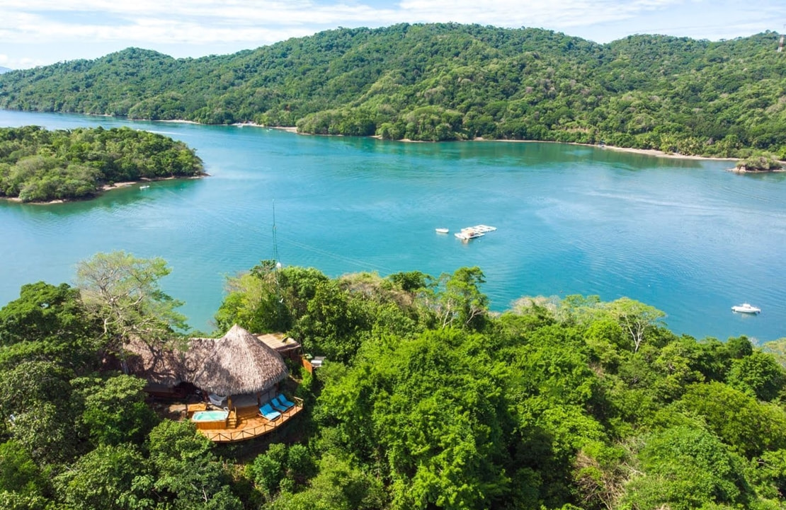 Voyage de luxe dans le golfe de Nicoya - Vue du ciel de l'hôtel de luxe du Costa Rica Isla Chiquita Galmping Hotel - Amplitudes