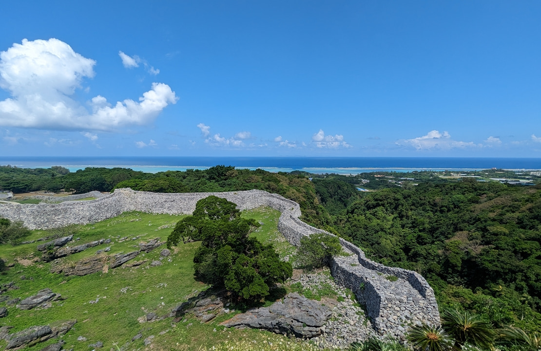 Voyage culturel au Japon - La vue panoramique depuis les ruines du château de Nakijin - Amplitudes