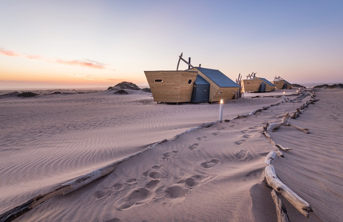 Circuit sur la Skeleton Coast - Les cabines de l'étonnant lodge de luxe en Namibie Shipwreck - Amplitudes