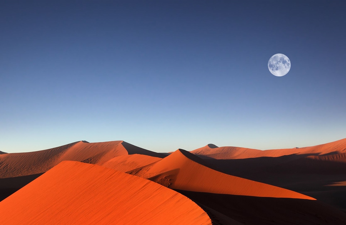 Voyage de luxe en Namibie - Lever de lune sur les dunes rouges du Namib - Amplitudes