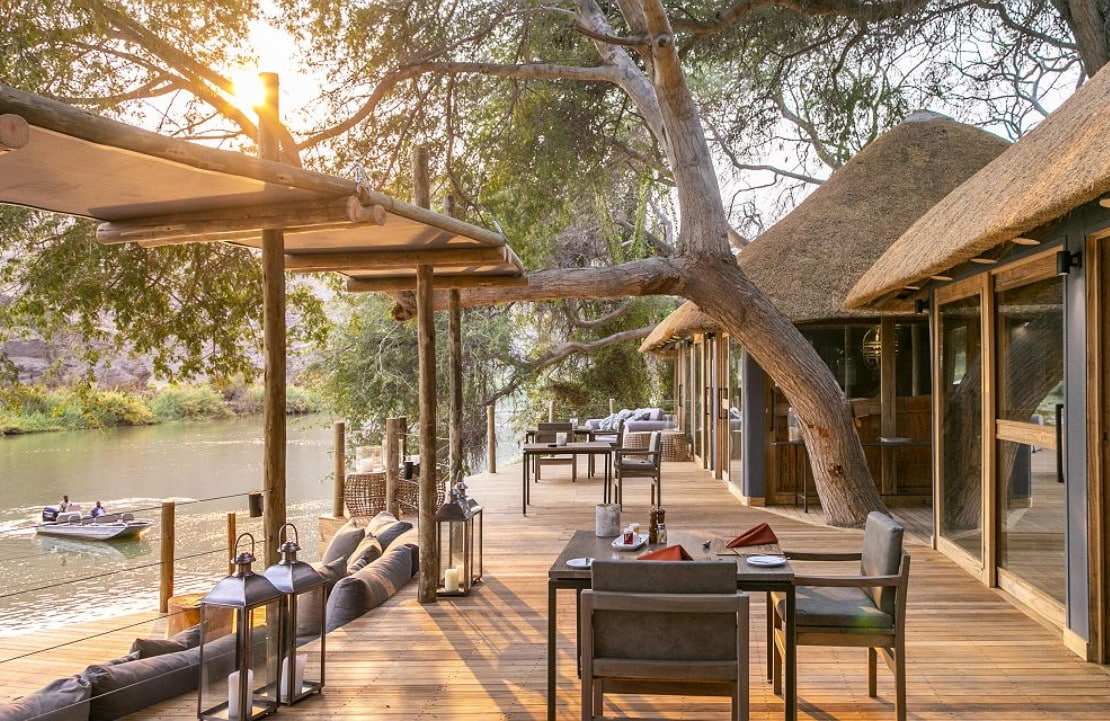 Séjour au bord de la Kunene River - La terrasse du Serra Cafema Camp lodge de luxe en Namibie - Amplitudes