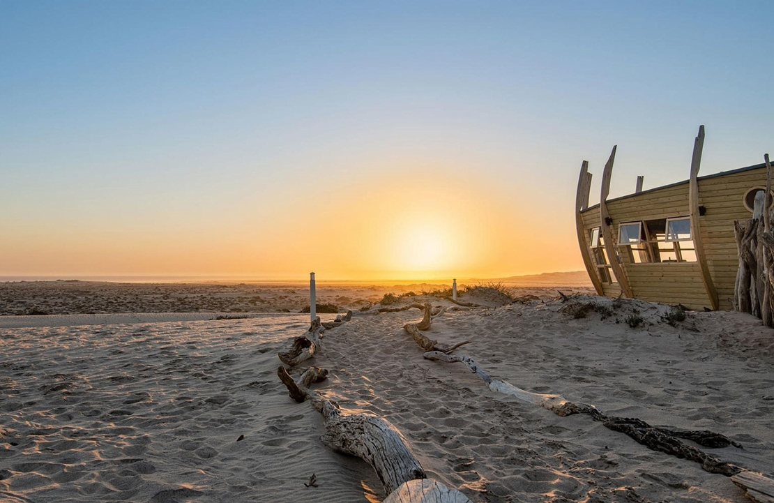 Voyage de luxe en Namibie - Lever de soleil sur la Skeleton Coast - Amplitudes