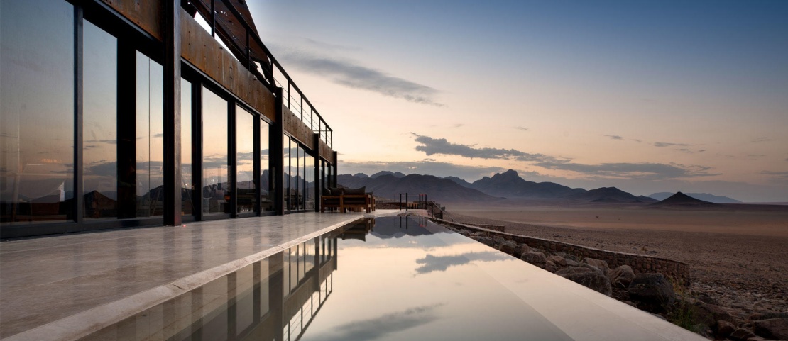 Voyage sur mesure en Namibie - L'infinity pool du desert lodge AndBeyond Sossusvlei - Amplitudes