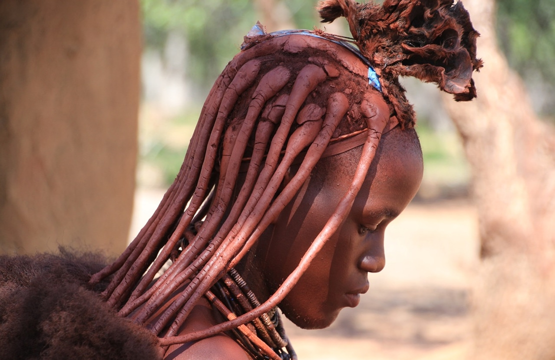 Voyage culturel dans le Kaokoland - Portrait d'une femme himba - Amplitudes