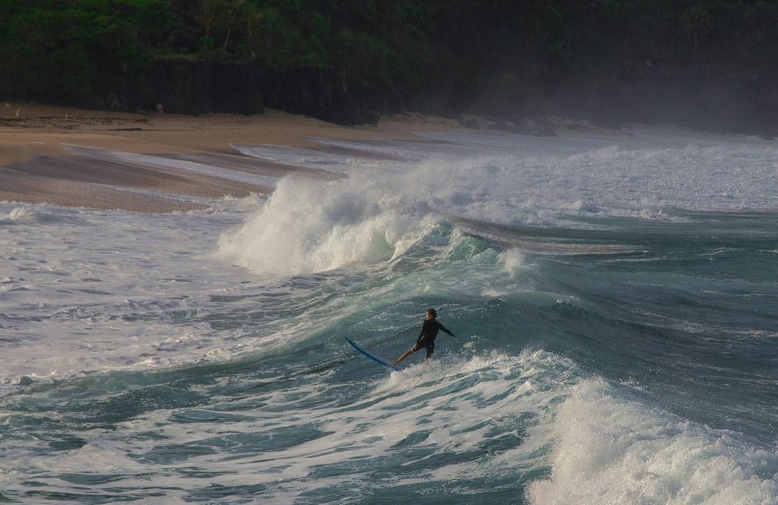 Voyage de luxe à Hawaii - Un surfeur sur la baie de Waimea - Amplitudes