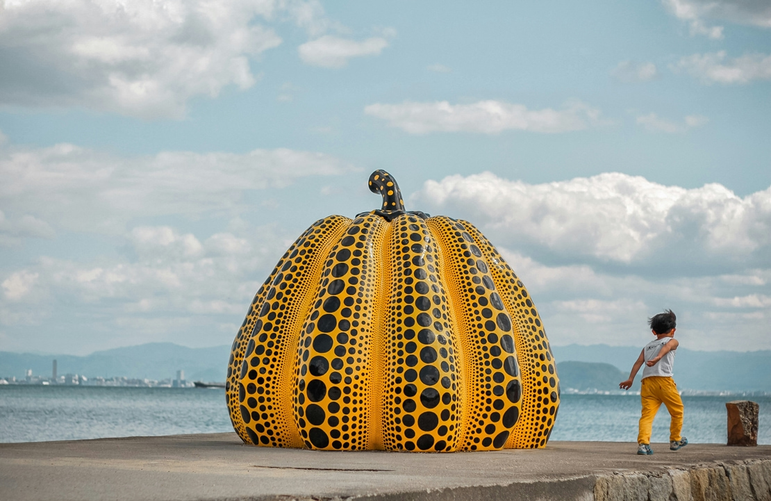 Voyage culturel au Japon - La Yellow Pumpkin de Yayoi Kusama - Amplitudes