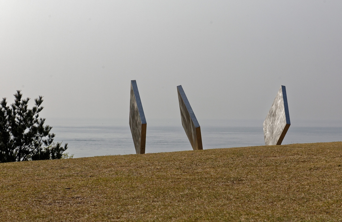 Séjour sur l'île de Naoshima - Three Squares Vertical Diagonal de l'artiste George Rickey - Amplitudes