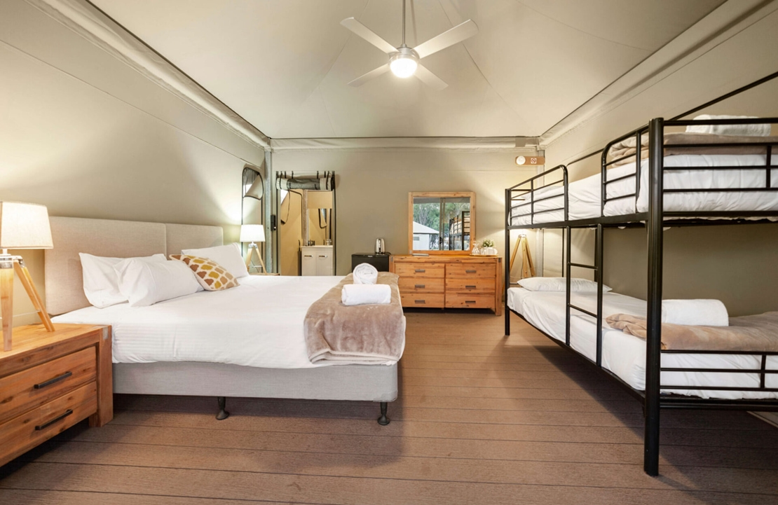 Voyage nature en Australie - L'intérieur d'une tente du Habitat Noosa Glamping - Amplitudes