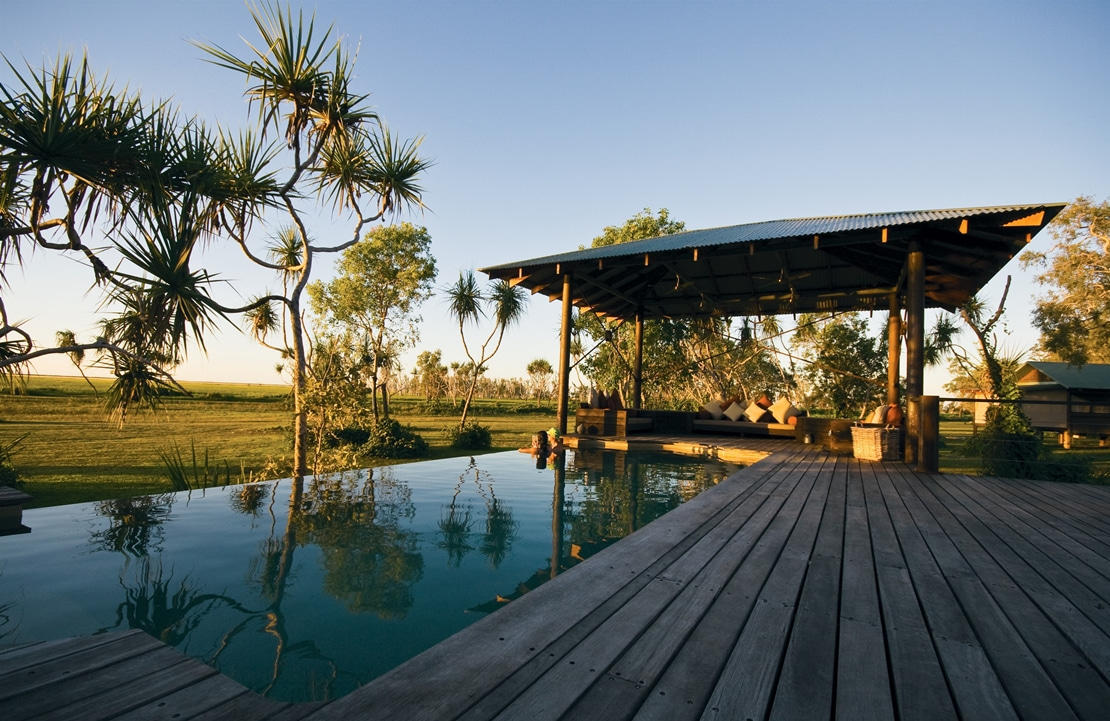 Voyage de luxe dans le top end - La terrasse et piscine du Bamurru Plains - Amplitudes