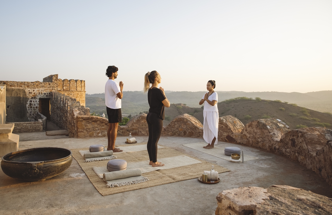 Séjour en hôtel de luxe en Inde - Séance de yoga guidée sur les remparts du Six Senses Fort Barwara - Amplitudes