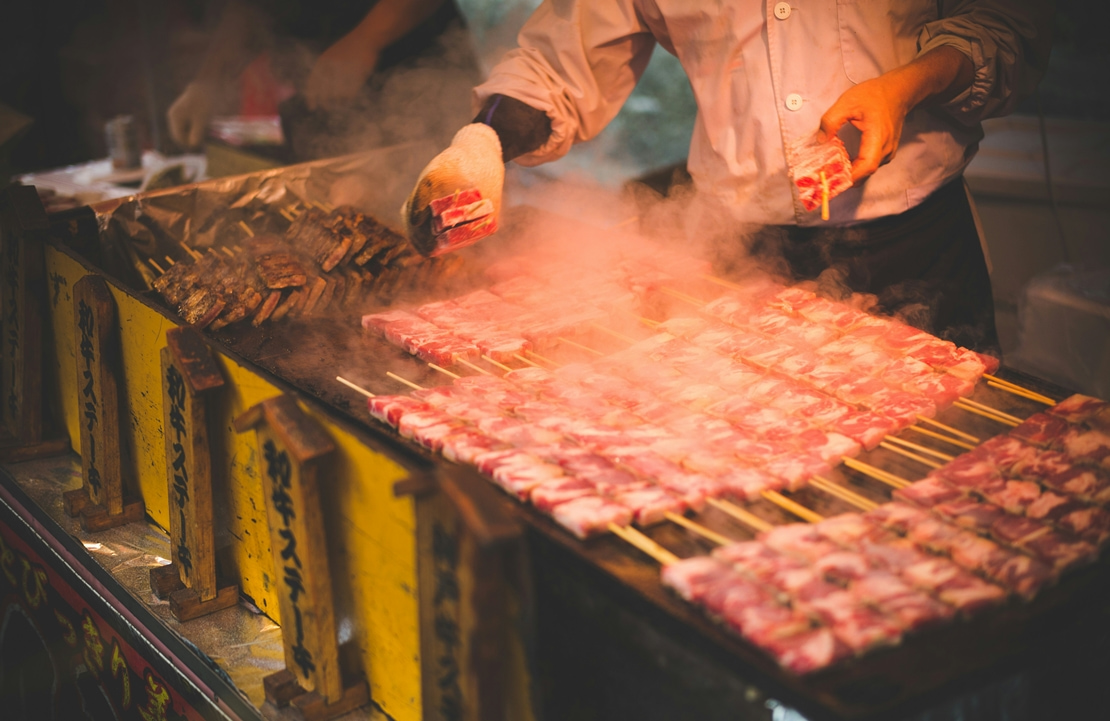 Voyage gastronomique au Japon - Un vendeur de yakitori dans Dotonbori - Amplitudes