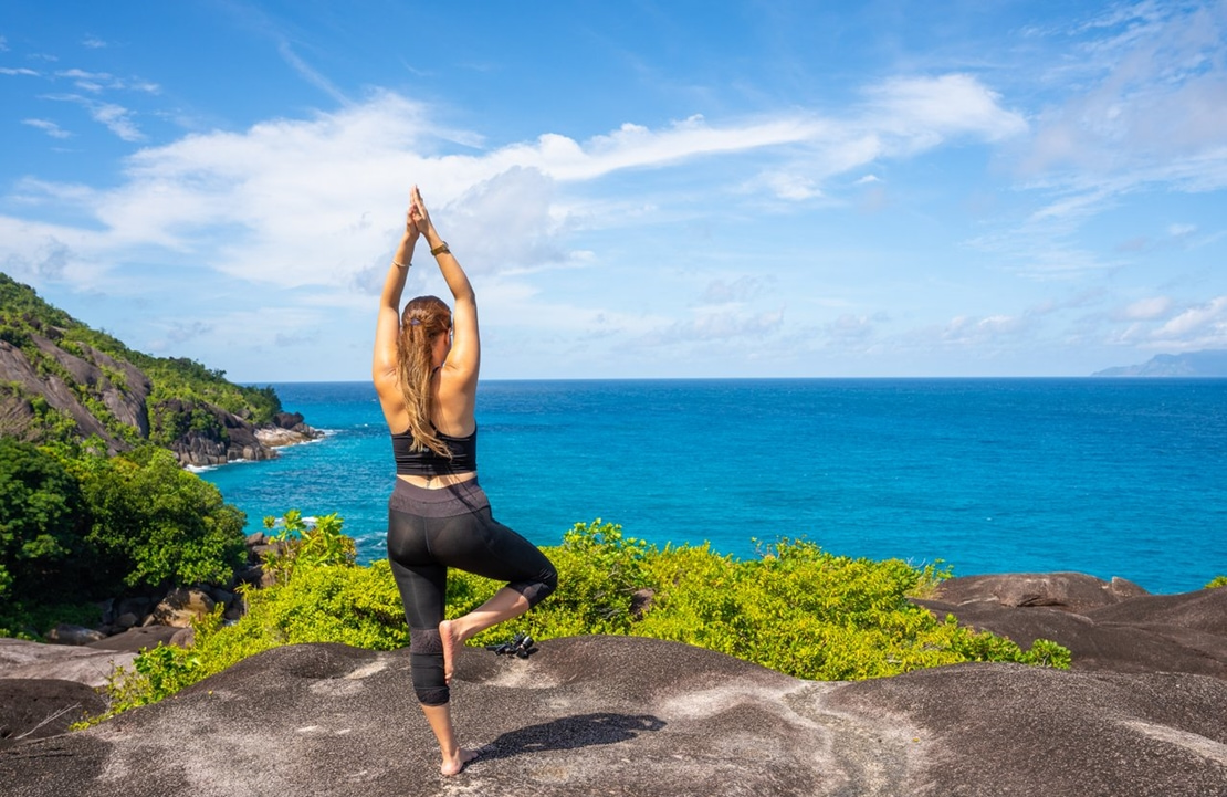 Retraite yoga aux Seychelles - Séance de yoga sur l'Anse Major - Amplitudes