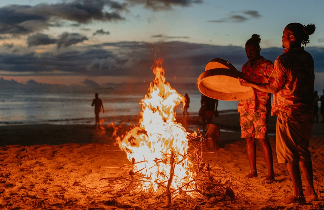 Voyage culturel aux Seychelles - Soirée sur la plage de Beau Vallon - Amplitudes