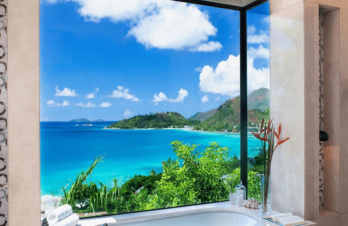Séjour en famille à Praslin - Le regard se perd dans le bleu de la mer - Amplitudes