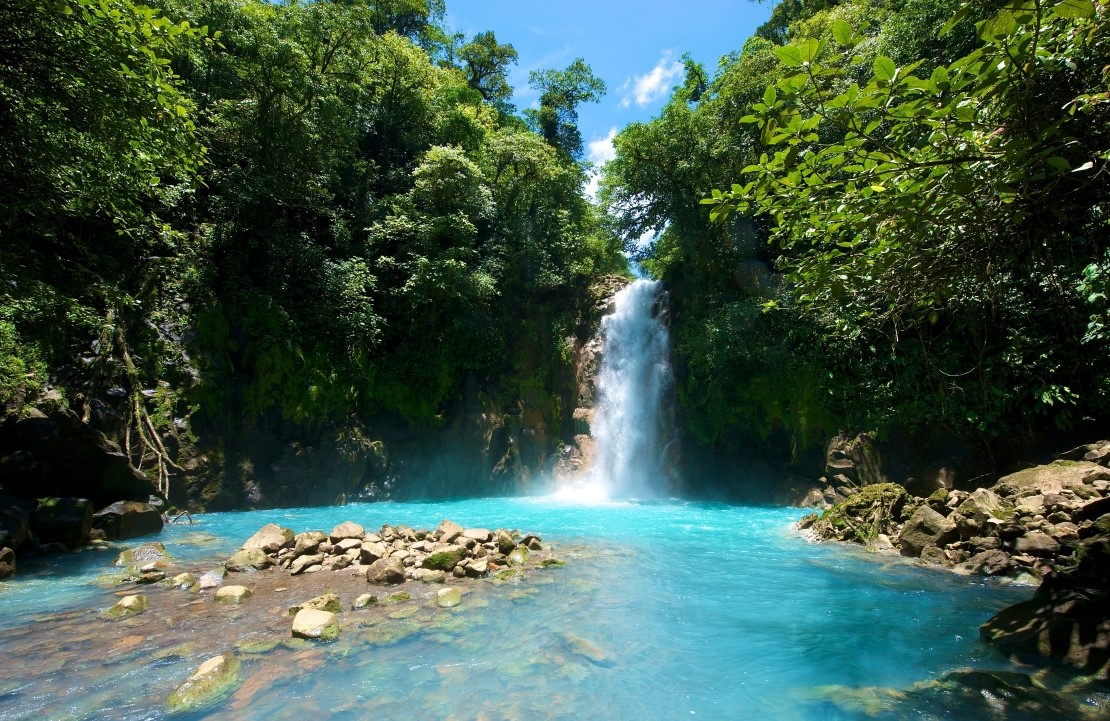 Voyage en famille en Amérique latine - visitez le Rio Celeste au Costa Rica - Amplitudes