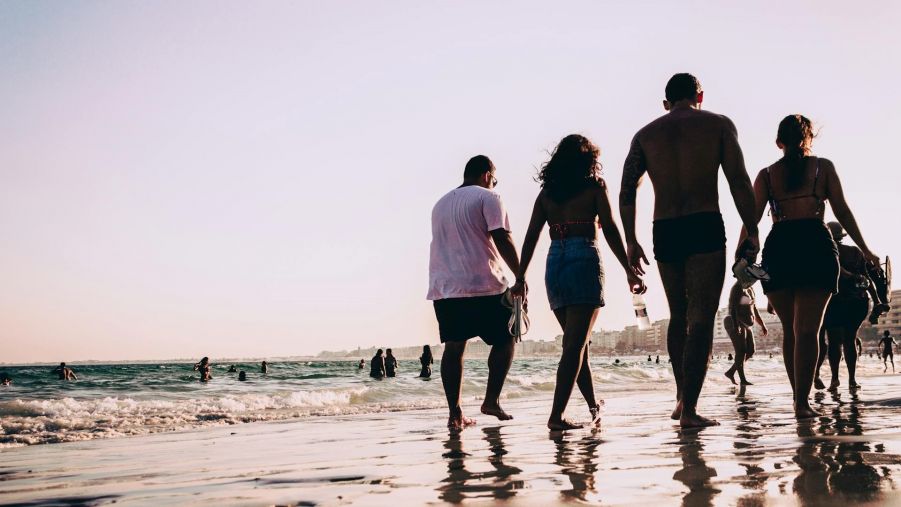 Voyage au Brésil - famille qui marche sur la plage - Amplitudes