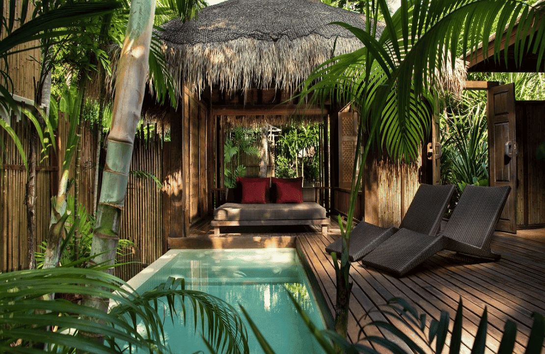 Villa avec piscine privée en Thaïlande – La décoration boisée des terrasses de l’Anantara Rasananda offre une sensation de bien-être - Amplitudes