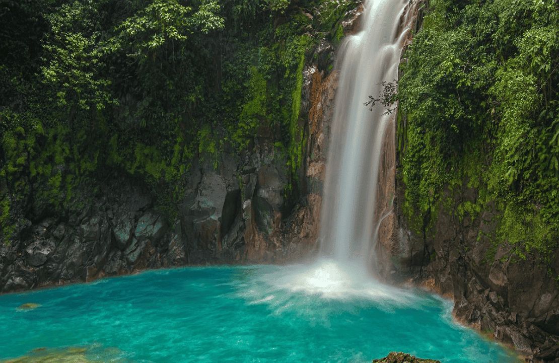 Que faire au Costa Rica – La cascade du Río Celeste résonne dans la forêt - Amplitudes